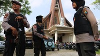 Polisi berjaga di depan Gereja Katolik Stasi Santo Yosep di Medan, Sumatra Utara, Minggu (13/5/18). Kepolisian setempat memperketat penjagaan gereja-gereja di Medan untuk meningkatkan keamanan, menyusul terjadinya peristiwa teror bom gereja di Surabaya. Antara Foto/Irsan Mulyadi.