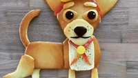 Anjing chihuahua ini dibuat dari pancake. Tak hanya polos, anjing pancake ini juga dibuat dengan hiasan tumpukan potongan buah dan roti. Foto: Instagram @foodartfun