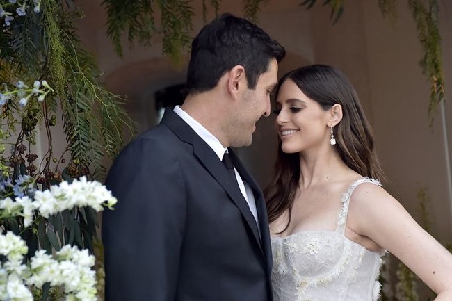 Alexa Dell adalah pewaris perusahaan komputer Dell Technologies. Beberapa hari lalu, Alexa meresmikan pertunangannya dengan jutawan Harrison Refoua yang merupakan seorang pengusaha. Foto: Instagram @alexakdell