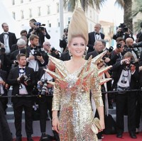 Gaya rambut hingga busananya yang tak biasa sukses membuat Elena menjadi pusat perhatian.  Foto: dok. Getty Images