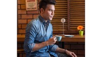 Ngopi sore-sore jadi pilihan Ijonk untuk menghabiskan waktu santainya. Sluuurp! Kopi apa ya yang jadi pilihan Ijonk? Foto: @ijonkfrizzy