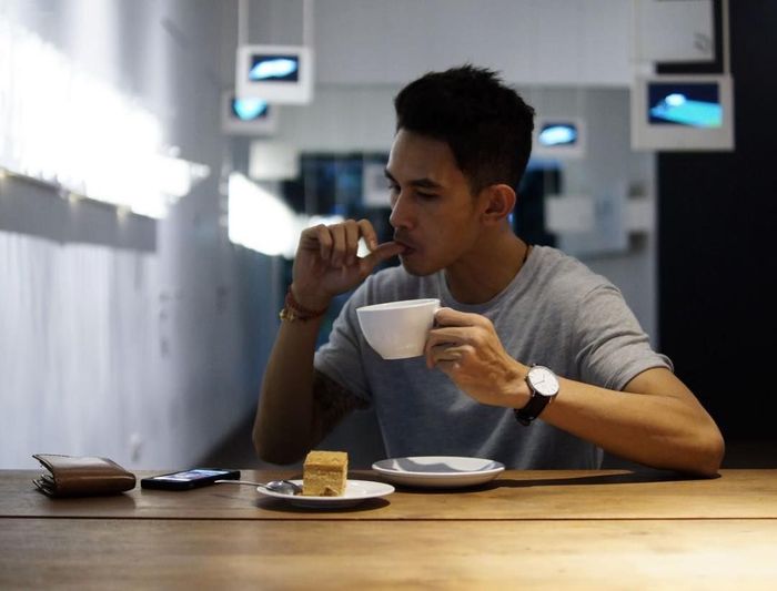 10 Gaya Santai Fandy Christian Saat Makan Bareng Keluarga