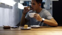 Sering membintangi berbagai serial FTV, Fandy Christian memiliki paras tampan dan juga gaya yang santai. Foto: Instagram @fandych