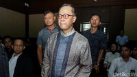Eks Ketua BPPN Syafruddin Arsya Temenggung saat tiba di pengadilan Tipikor, Jakarta, Senin (14/5/2018).