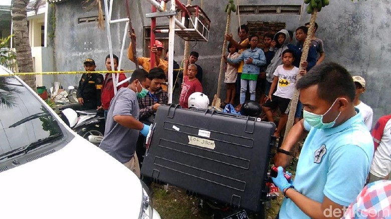 3 Bom Ditemukan di Rumah Bomber Polrestabes Surabaya Diledakkan 3 Bom Ditemukan di Rumah Bomber Polrestabes Surabaya Diledakkan