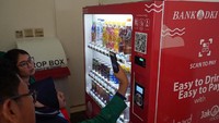Para mahasiswa itu bertransaksi langsung menggunakan JakOne Mobile Bank DKI di Vending Machine Kantor Pusat Bank DKI. Foto: dok. Bank DKI