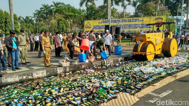 Jelang Ramadan, Polisi Ciamis Musnahkan Ribuan Miras dan Petasan Jelang Ramadan, Polisi Ciamis Musnahkan Ribuan Miras dan Petasan