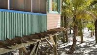 Area utama kawasan rumah ini ada di atas lahan seluas 3,5 ha, dengan bagian depan adalah pantai pribadi dan dermaga perahu. Istimewa/Inhabitat.