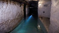 Hanya sedikit orang yang tahu tambang batu kapur Kobanya, Hungaria ini. Seorang penyelam menyusuri tambang dengan menggunakan senter bawah air (BBC Travel)