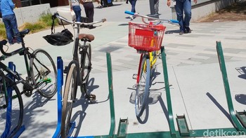 Selain sepeda milik sendiri, Hamdanil juga kadang memakai sepeda warna warni khas Google yang bebas digunakan oleh para karyawan. Foto: Fino Yurio Kristo/detikcom