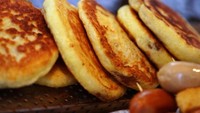 Masyarakat Korea punya pancake bernama hotteok. Camilan ini biasa dijual di pinggir jalan di Korea. Rasanya manis dengan sentuhan rasa kayu manis, kacang walnut dan gula merah. Foto: Istimewa