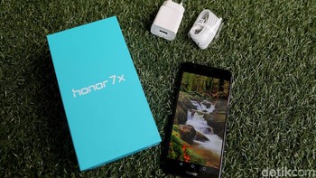 Kelengkapan di dalamnya standar saja, hanya ada pengisi daya beserta handsetnya. Dan tentu saja ada buku manual serta garansi di versi untuk konsumen. Foto: Muhammad Ridho