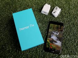 Unboxing Ponsel Honor 7X, Penantang Kuat di Kelas Menengah