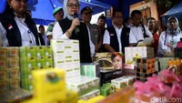 Kepala Badan Pengawas Obat dan Makanan RI Penny K. Lukito menunjukkan barang bukti, kosmetik ilegal yang diproduksi di kawasan Tambora, Jakarta Barat, Selasa (15/5/2018).