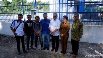 Di setiap kunjungan Menkominfo selalu berfoto bersama dengan masyarakat. Foto: detikINET/Adi Fida Rahman