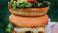 Yakin nggak ngiler lihat burger yang satu ini? Bukan hanya daging saja isiannya tapi juga banyak sayurannya mulai dari tomat, mentimun hingga selada segar. Foto: Instagram