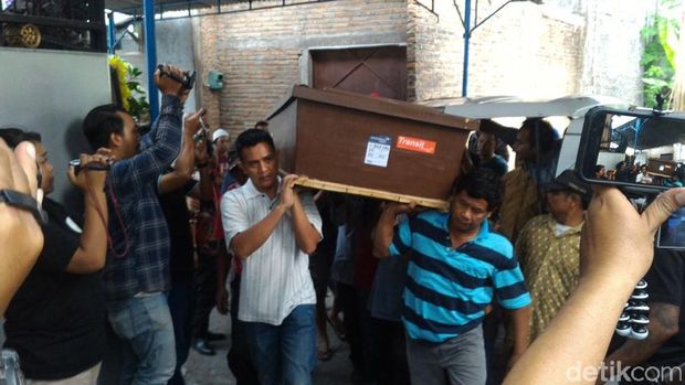 Jenazah Gogon tiba di rumah duka.