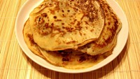 Masyarakat Nigeria punya pancake yang pedas dan kenyal. Adonan pancake diberi tambahan bubuk cabai, bawang dan tomat. Rasanya gurih. Foto: Istimewa