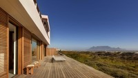 Big Bay Beach House, penginapan yang berada di tepi pantai Big Bay ini tidak hanya menawarkan lautnya saja, namun juga landscape daratan yang menawan dari Cape Town, Afrika Selatan. (CNN Travel)