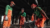 Namun mereka mengeluhkan masih banyak warga yang membuang sampah sembarangan di kolong tol.