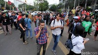 Warga berkerumun untuk melihat proses evakuasi benda mencurigakan tersebut.
