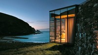 Seascape di Bank Peninsula, Selandia Baru merupakan penginapan yang memadukan kayu dengan lantai marmar yang memiliki corak yang menawan dengan view laut yang hanya dibatasi dinding kaca. Hotel ini berada di Teluk Tiny Whitehead yang terkenal memiliki sunset yang cantik. (CNN Travel)