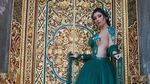 Foto Baby Margaretha dengan Gaun Hijau yang Bikin Salah Fokus