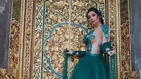 Istri dari Christian Bradach itu memang tampil sangat seksi dengan gaun hijau karya Angeliqa Wu. (Dok. Instagram/babymargaretha1)
