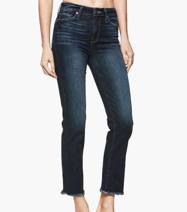 Capricorn adalah orang yang simpel dan sophisticated. Agar penampilan tidak terlalu monoton, kamu bisa memilih jeans klasik dengan sentuhan edgy seperti jahitan hem tak rapi berikut. Foto: Paige