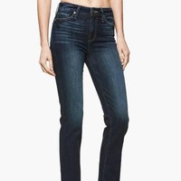 Capricorn adalah orang yang simpel dan sophisticated. Agar penampilan tidak terlalu monoton, kamu bisa memilih jeans klasik dengan sentuhan edgy seperti jahitan hem tak rapi berikut. Foto: Paige