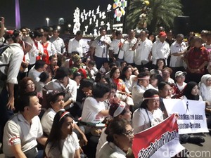 Massa Berdoa Bersama untuk Korban Bom Surabaya di Patung Kuda