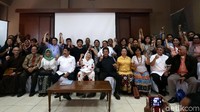 Para tokoh ini saling bergandengan dan mengepalkan tangan.