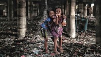 Tidak sedikit anak-anak yang tinggal di bawah kolong jembatan ini tidak sekolah dan memilih bekerja membantu kedua orangtua untuk dapat bertahan hidup. Tapi mereka tampak ceria selayaknya anak seusianya.