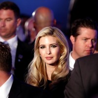 Rambut pirangnya ditata bergelombang. Sementara wajahnya dipercantik makeup bergaya smokey eyes. Foto: Reuters