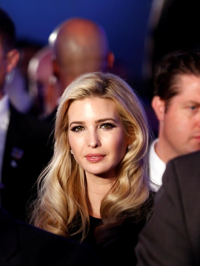 Rambut pirangnya ditata bergelombang. Sementara wajahnya dipercantik makeup bergaya smokey eyes. Foto: Reuters