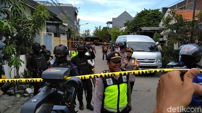 Rumah Kontrakan Bomber Polrestabes Surabaya Digeledah Densus 88 Rumah Kontrakan Bomber Polrestabes Surabaya Digeledah Densus 88