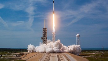 SpaceX berhasil meluncurkan Block 5 Falcon 9 yang merupakan versi final dari roket tersebut. (Foto: Flickr SpaceX)