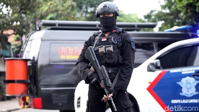 Suasana di Palmerah Saat Gegana Amankan Benda Mencurigakan
