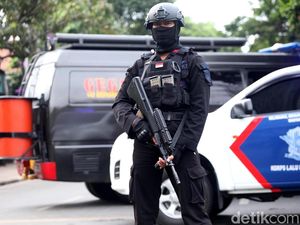 Suasana di Palmerah Saat Gegana Amankan Benda Mencurigakan