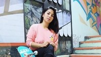 Pesinetron berusia 24 tahun itupun kini lebih sibuk dengan olahraga ekstrem yakni skateboarding. (Dok. Instagram/dindakirana.s)