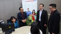Direktur PT Panin Dai-ichi Life Andrew Bain bersama Chief Agency Officer Darwin Gunawan menyaksikan nasabah melakukan proses klaim, di Jakarta, Selasa (15/5). Foto: dok. Panin Dai Ichi Life