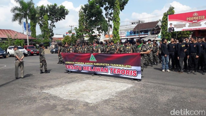 Kecam Terorisme, Massa Datangi Polres dan Gelar Aksi Salat Gaib