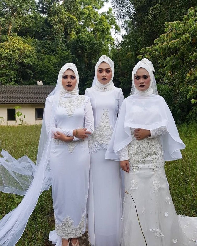 Busana Hijab Pengantin Seram ini terbuat dari bahan lace, jersey, dan sifon. Terdapat aksen beading bernuansa broken white di bagian bahu dan pinggang. Foto: Instagram/Azzim_aziz