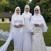 Busana Hijab Pengantin Seram ini terbuat dari bahan lace, jersey, dan sifon. Terdapat aksen beading bernuansa broken white di bagian bahu dan pinggang. Foto: Instagram/Azzim_aziz