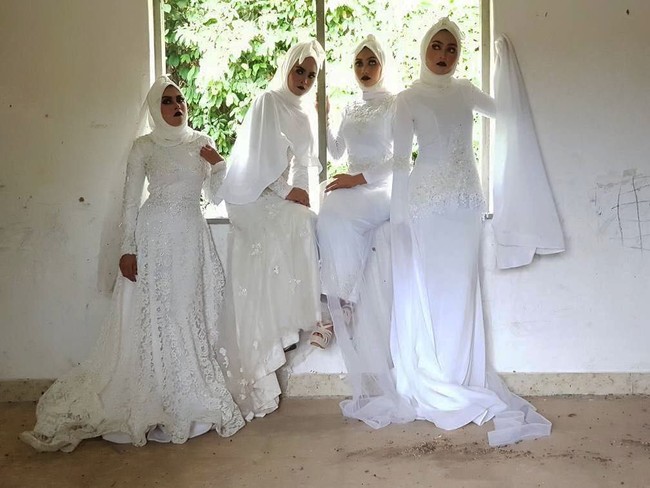 Respon netizen memang ramai yang berkata seram dengan konsep ini, mereka tidak sanggup memakai busana wedding berkonsep seram. Tapi bawal pocong ini mereka sanggup dan boleh digayakan dengan tanpa solekan seram, tutup Azzim Aziz kepada Wolipop pada Selasa (15/05/2018). Foto: Instagram/Azzim_aziz