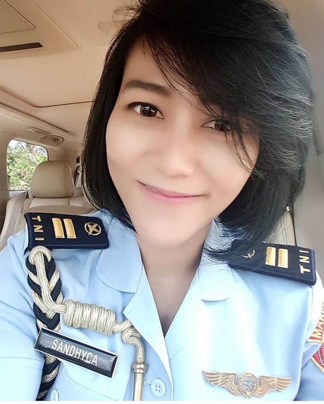 Sosok ajudan cantik Iriana Jokowi ini merupakan anggota TNI Angkatan Udara yang berpangkat sebagai Kapten dari Korp Administrasi. Foto: Instagram @sandhycaputrie