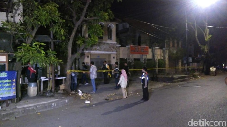 Densus Amankan Pasutri Terduga Teroris di Dukuh Pakis Surabaya Densus Amankan Pasutri Terduga Teroris di Dukuh Pakis Surabaya