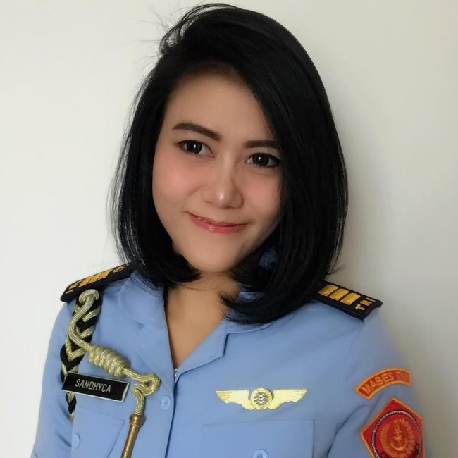 Kenalan dengan Sandhyca Putrie, ajudan wanita yang sigap melindungi Ibu Negara Iriana Jokowi saat beraktivitas. Foto: Instagram @sandhycaputrie