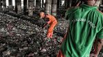 Petugas Berjibaku Bersihkan Sampah di Kolong Tol Tanjung Priok