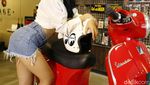 Pose Menggoda Marcella dengan Skuter Merah